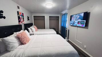 4 habitaciones, escritorio y tabla de planchar con plancha