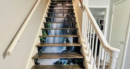 Colorful Shadow-Game Rm, Hot Tub, 5 min from Chisholm Creek