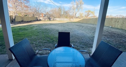 Colorful Shadow-Game Rm, Hot Tub, 5 min from Chisholm Creek