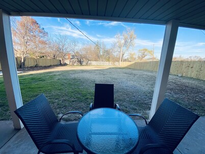 Colorful Shadow-Game Rm, Hot Tub, 5 min from Chisholm Creek