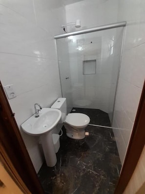 Ducha, cabezal de ducha tipo lluvia, toallas y jabón
