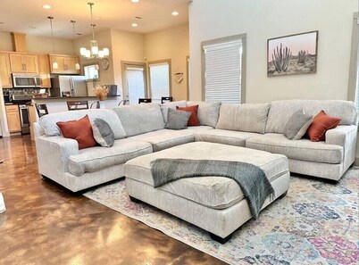 Walk to UT and Moody Center. Spacious Family Retreat