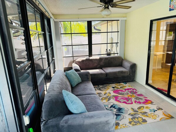 Smart TV, reproductor de DVD, libros y biblioteca musical