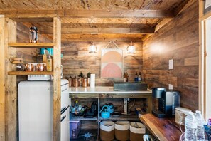 Refrigerador, microondas, cafetera y tetera y tostadora 