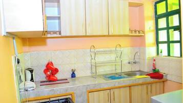 Micro-ondes, batterie de cuisine, vaisselle et ustensiles