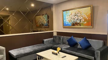 Junior-Suite, 1 Queen-Bett, Nichtraucher (Living Room) | Allergikerbettwaren, Zimmersafe, Schreibtisch