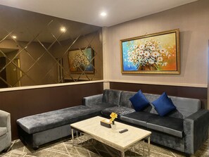 普通套房, 1 張加大雙人床, 非吸煙房 (Living Room) | 低過敏寢具、客房內保險箱、書桌、筆電工作空間