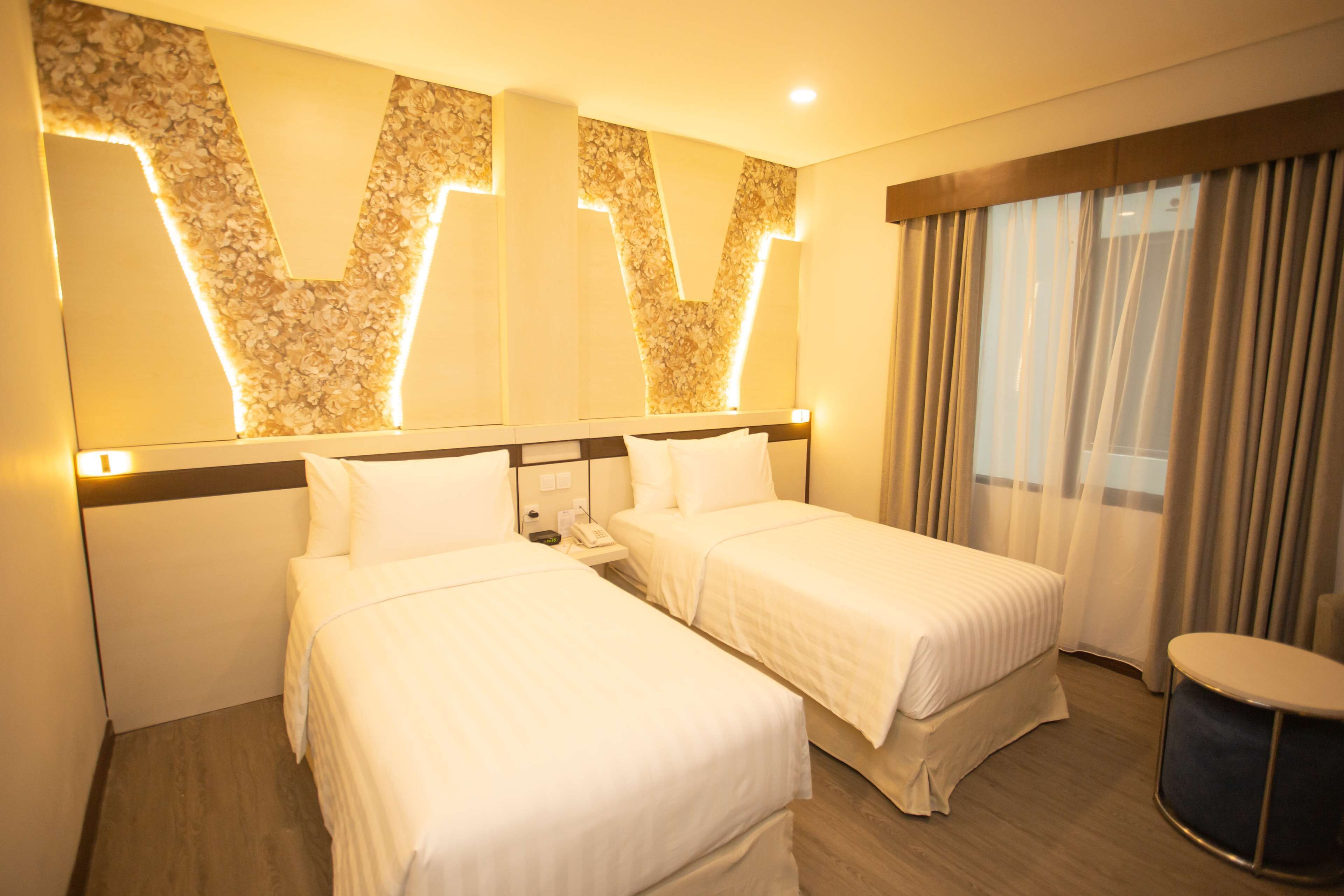 Allergiatestatut vuodevaatteet, tallelokero huoneessa, työpöytä