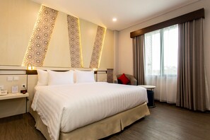 低過敏寢具、客房內保險箱、書桌、筆電工作空間