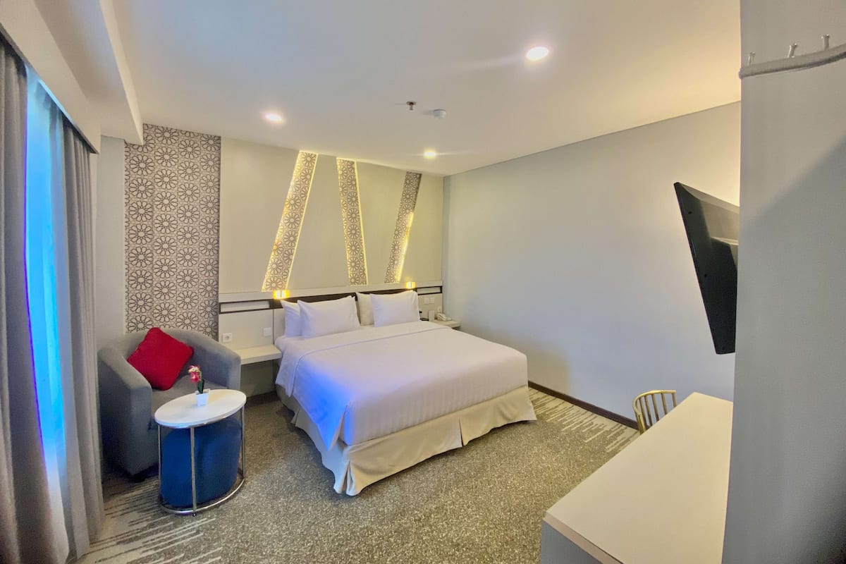 Phòng Junior, 1 giường cỡ queen, hút thuốc (Living Room) | Bộ đồ giường kháng dị ứng, két bảo mật tại phòng, bàn 