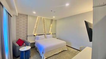 Junior-Zimmer, 1 Queen-Bett, Raucher (Living Room) | Allergikerbettwaren, Zimmersafe, Schreibtisch