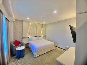 Junior Room, 1 Queen Bed, Smoking (Living Room)