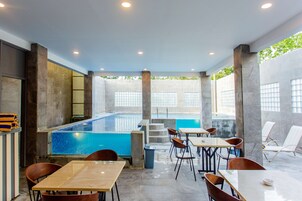 Una piscina techada, abierta desde las 09:00 hasta las 17:00, sombrillas