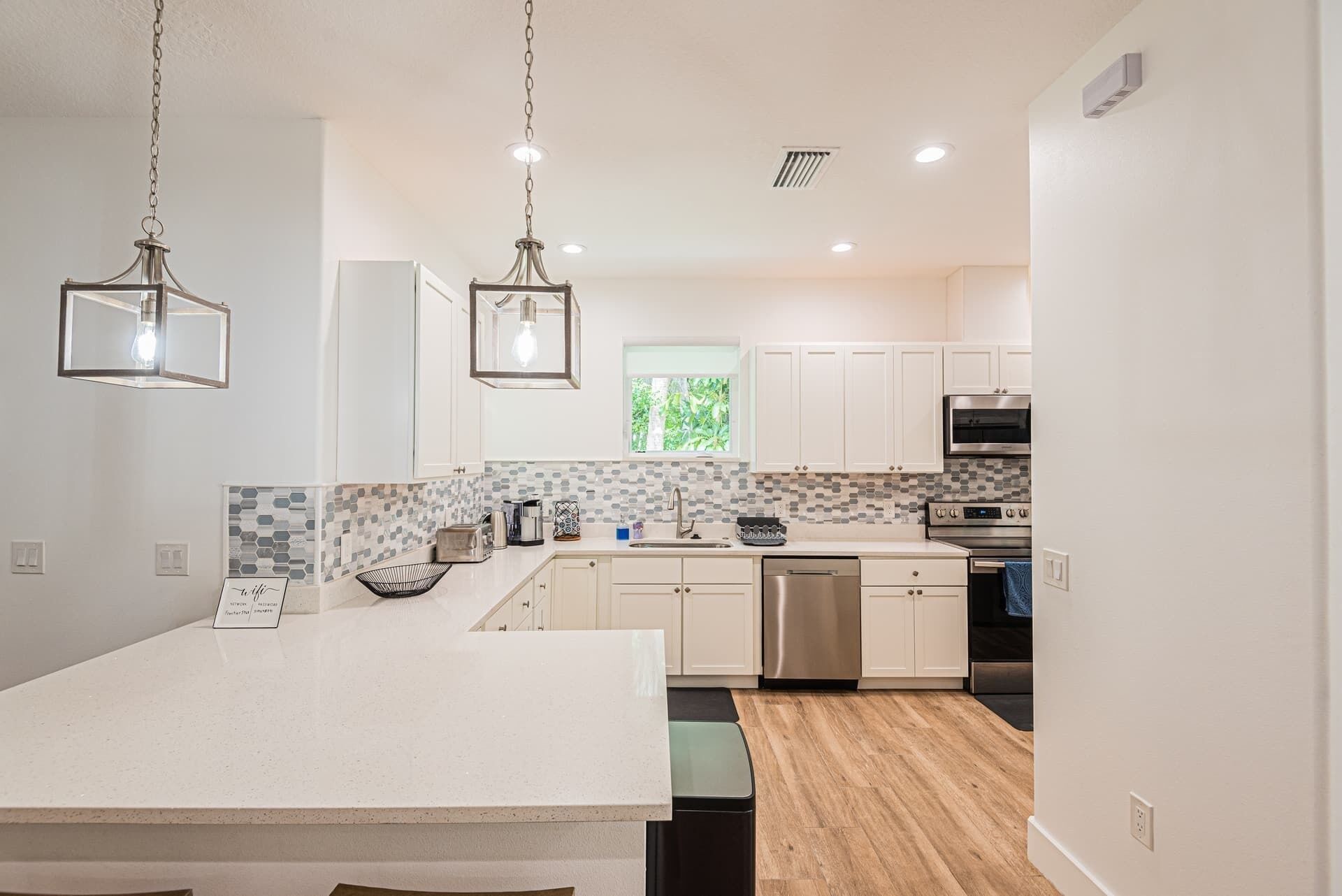 冷蔵庫、電子レンジ、オーブン、コンロ