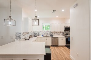 Fridge, microwave, oven, stovetop - Contemporary Coastal Retreat with 3 Masters, Minutes to beaches (Venice)