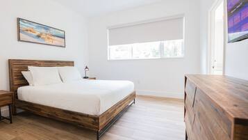 3 habitaciones, escritorio y tabla de planchar con plancha