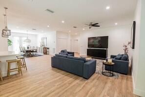 Smart TV, books - Contemporary Coastal Retreat with 3 Masters, Minutes to beaches (Venice)