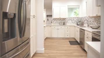 Een koelkast, een magnetron, een oven, een kookplaat