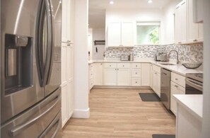 Réfrigérateur, four à micro-ondes, un four, surface de cuisson