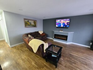 Smart-TV, Kamin, Bücher, Stereoanlage