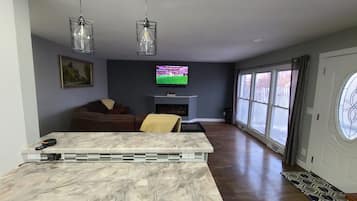 Smart TV, chimenea, libros y estéreo