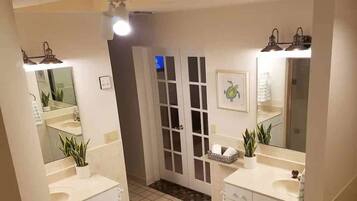 Ensemble douche/baignoire, baignoire Ă jets, serviettes fournies