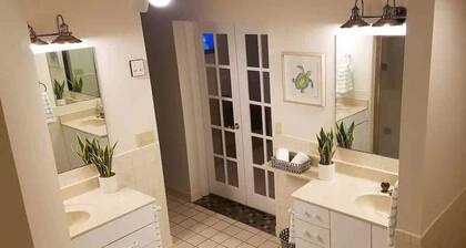 Tropical Oasis Getaway in Historic Manatee Pocket