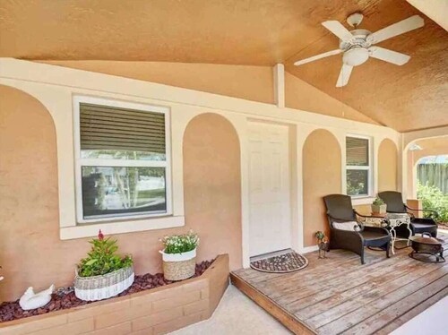 Tropical Oasis Getaway in Historic Manatee Pocket