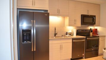 Réfrigérateur, micro-ondes, four, plaque de cuisson