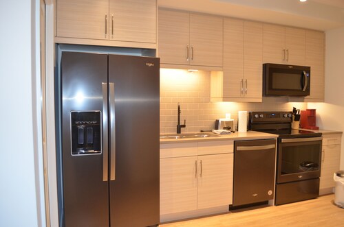 Super luxury & brand new one-bedroom condominium unit @ Bridgwater.