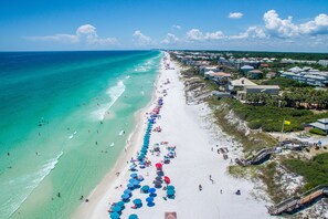 Playa en los alrededores, camastros y toallas de playa 
