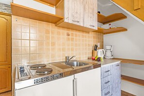 Réfrigérateur, surface de cuisson, bouilloire électrique