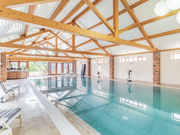 Una piscina cubierta