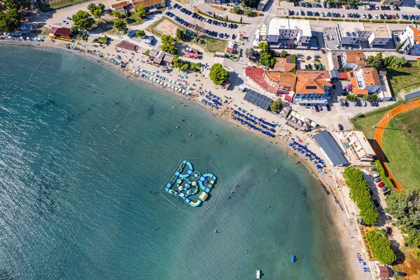 بالقرب من الشاطئ