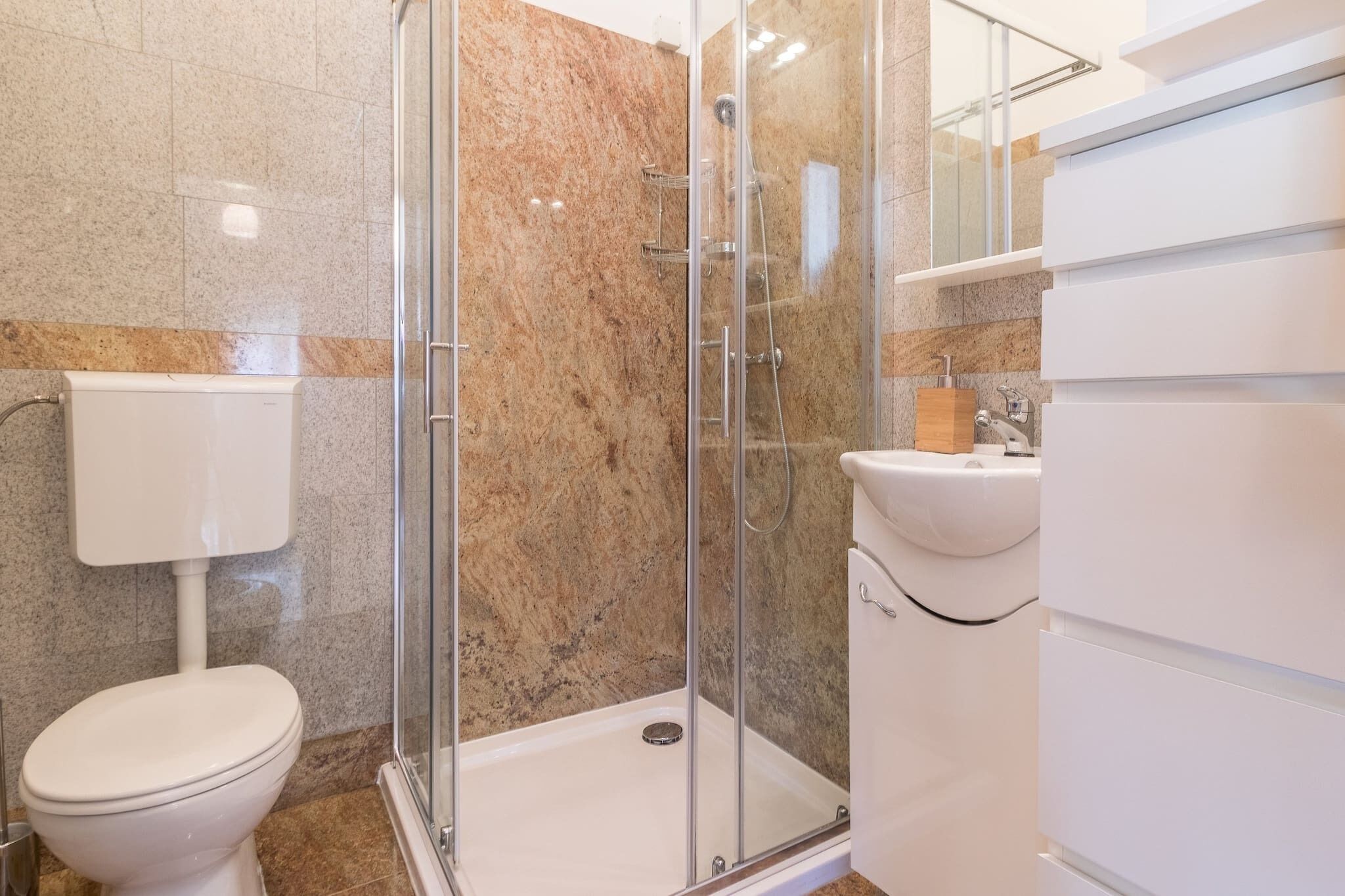 Tina, secadora de cabello, toallas, papel de baño 