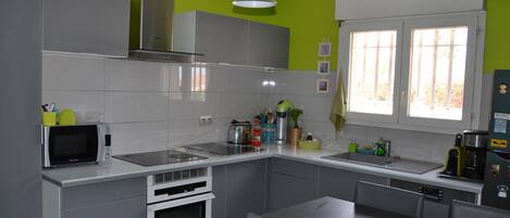 冷蔵庫、電子レンジ、オーブン、コンロ