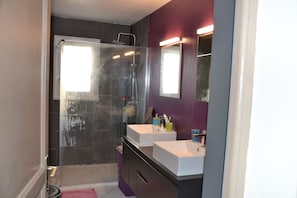 Een douche, een haardroger, zeep, toiletpapier