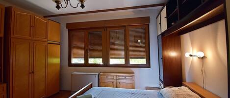 Iron/ironing board, free WiFi, bed sheets