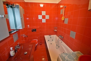 Haartrockner, Handtücher, Toilettenpapier