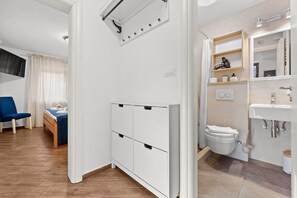 Dusj, hårføner, håndklær og såpe