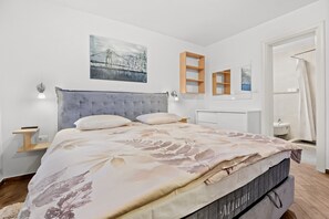 3 soverom, safe på rommet, strykejern/-brett og reiseseng for barn