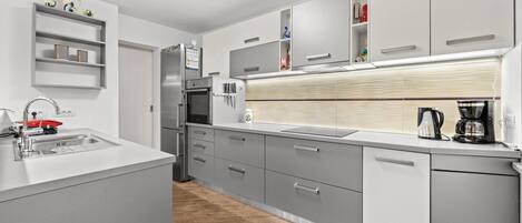 Een koelkast, een magnetron, een oven, een kookplaat