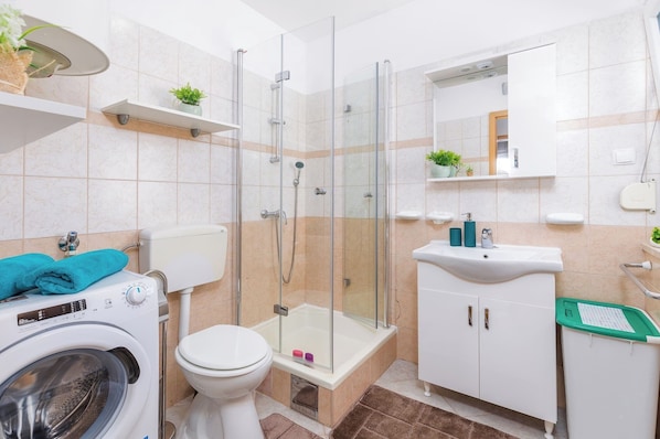 Dusche, Haartrockner, Handtücher, Toilettenpapier