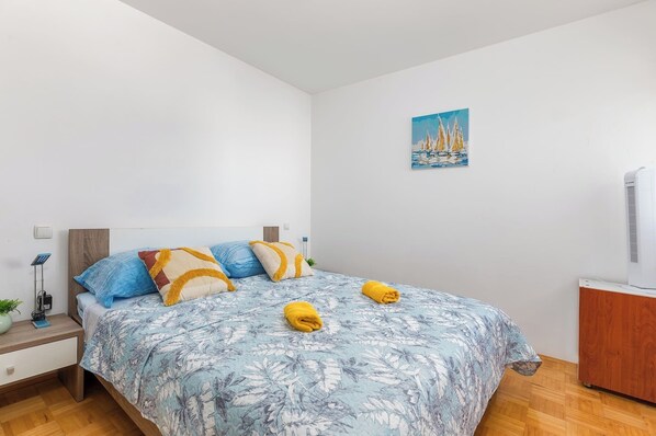 1 habitación, tabla de planchar con plancha, wifi gratis y ropa de cama 