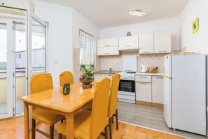 Fridge, oven, stovetop, coffee/tea maker - Apartment Stellina with Cozy Balcony (Pula)