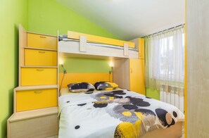2 bedrooms, iron/ironing board, travel cot, free WiFi