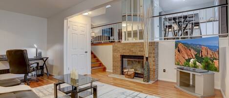 Smart TV, fireplace