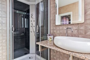 Doccia, asciugacapelli, asciugamani, carta igienica