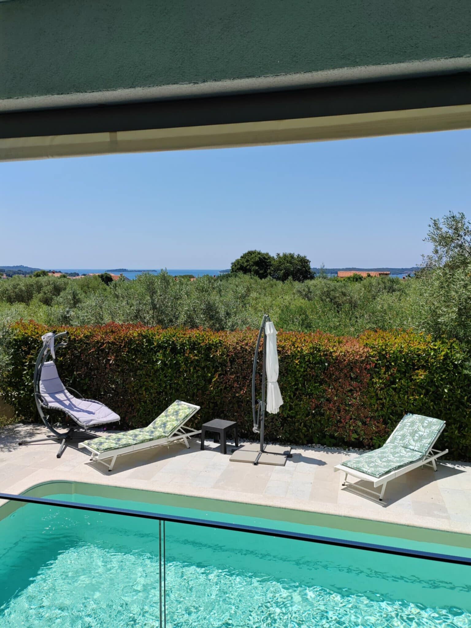 Piscine extérieure, chaises longues