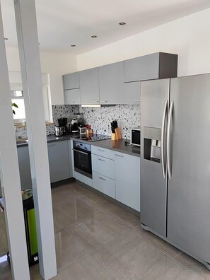 Frigorifero, microonde, forno, piano cottura